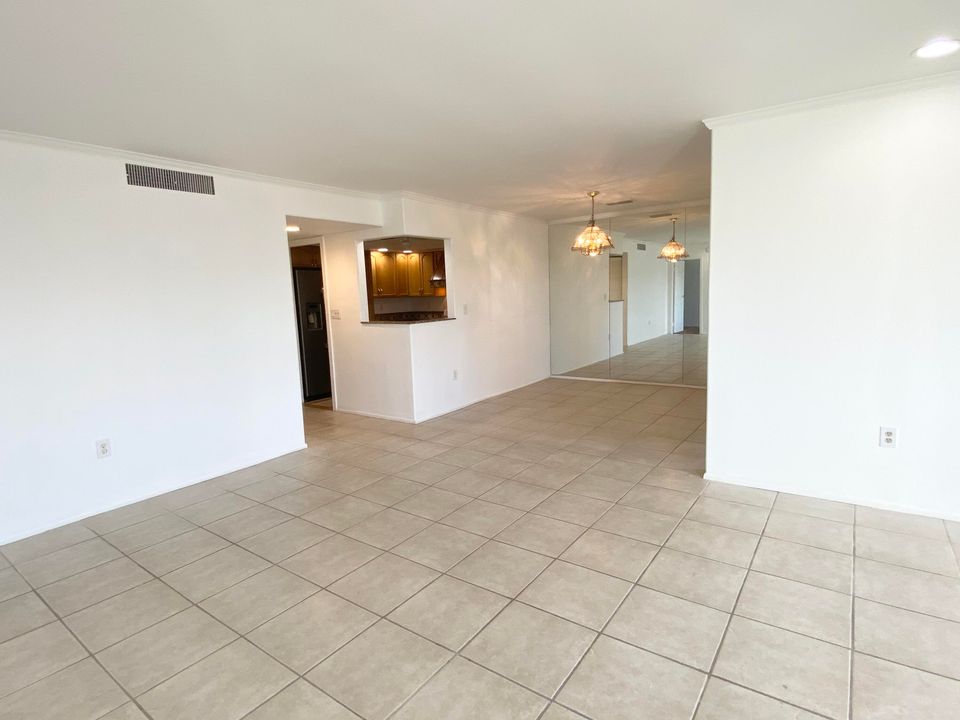 For Sale: $359,000 (2 beds, 2 baths, 1176 Square Feet)