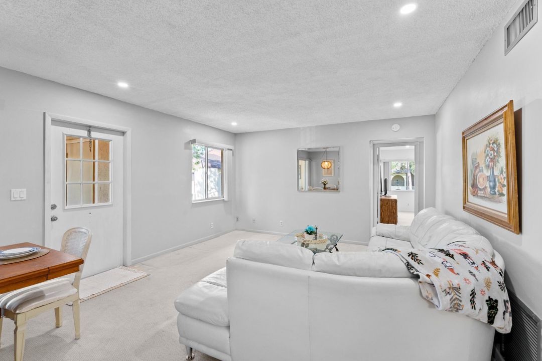 Под контрактом: $115,000 (2 спален, 2 ванн, 924 Квадратных фут)