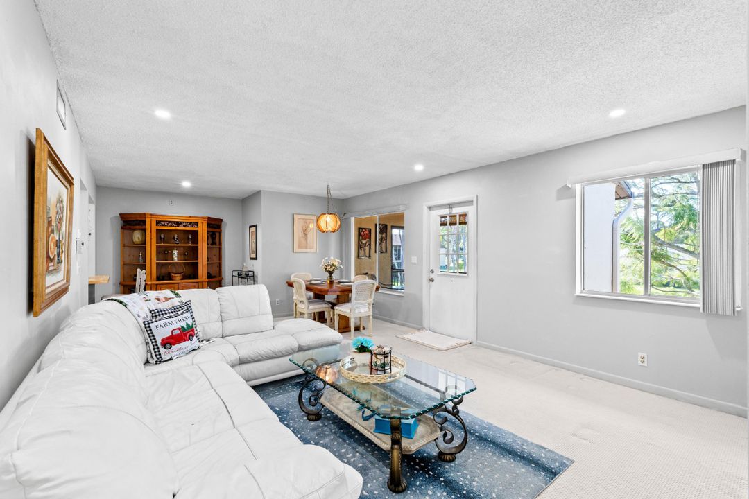 Под контрактом: $115,000 (2 спален, 2 ванн, 924 Квадратных фут)