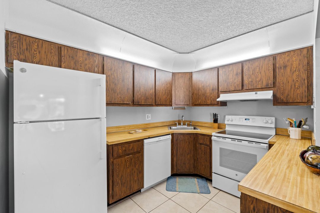 Под контрактом: $115,000 (2 спален, 2 ванн, 924 Квадратных фут)