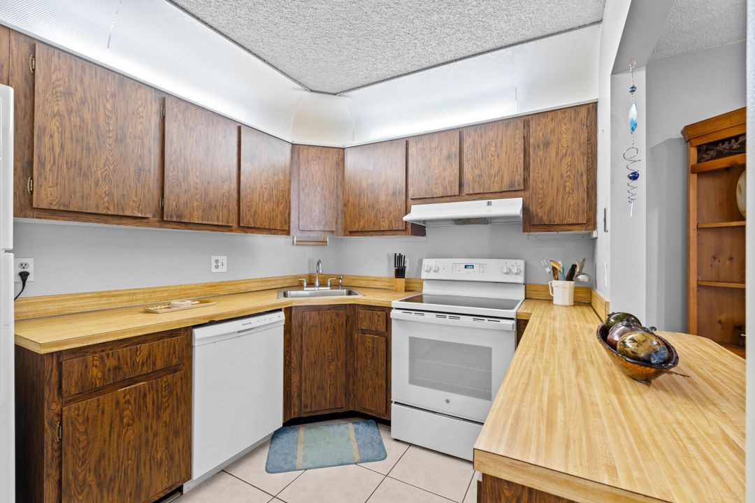 Под контрактом: $115,000 (2 спален, 2 ванн, 924 Квадратных фут)