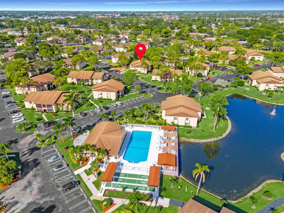 Под контрактом: $115,000 (2 спален, 2 ванн, 924 Квадратных фут)