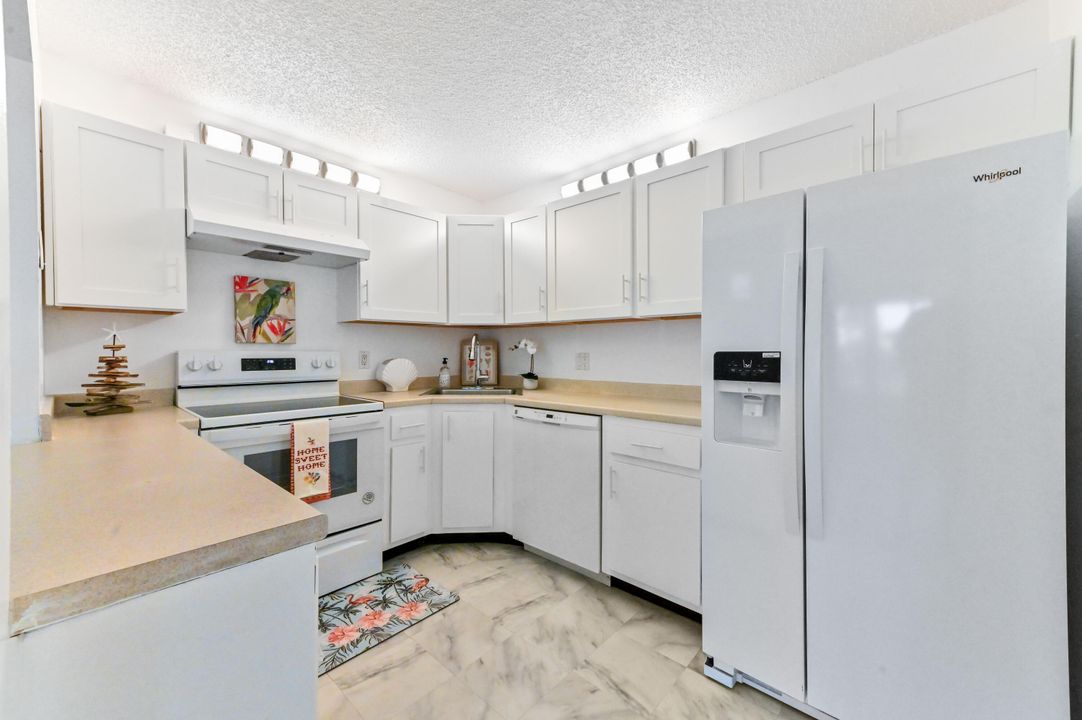 For Sale: $189,000 (2 beds, 2 baths, 924 Square Feet)