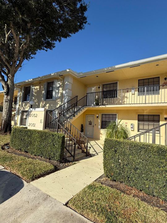 Active With Contract: $2,700 (2 beds, 2 baths, 1178 Square Feet)