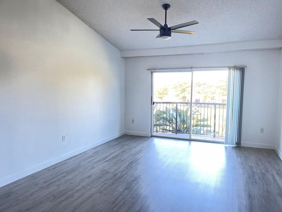 For Sale: $245,000 (2 beds, 2 baths, 1071 Square Feet)