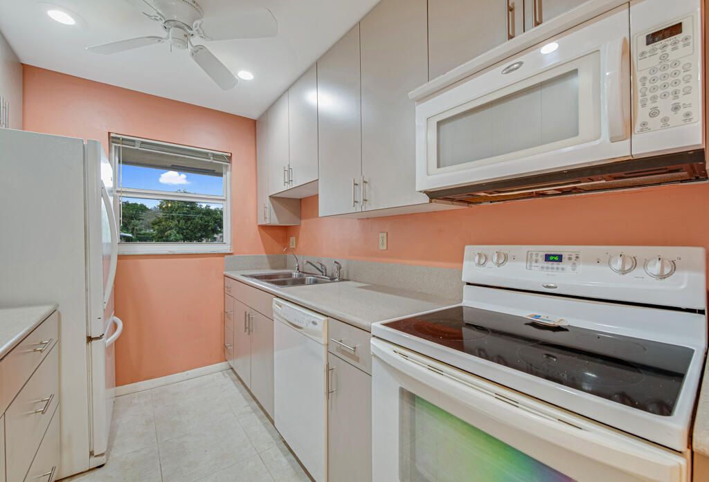 For Sale: $216,000 (2 beds, 2 baths, 1140 Square Feet)