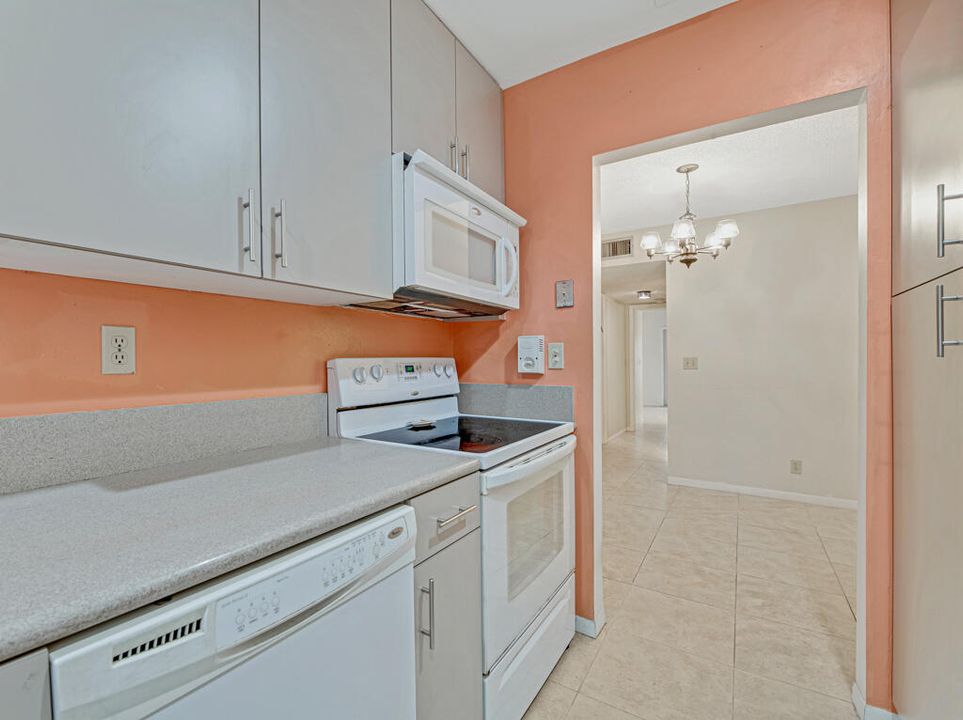 For Sale: $216,000 (2 beds, 2 baths, 1140 Square Feet)