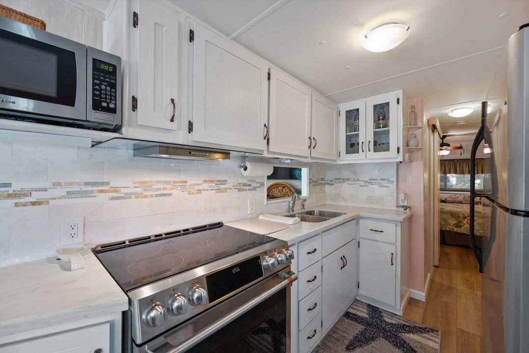 For Sale: $299,999 (2 beds, 1 baths, 649 Square Feet)