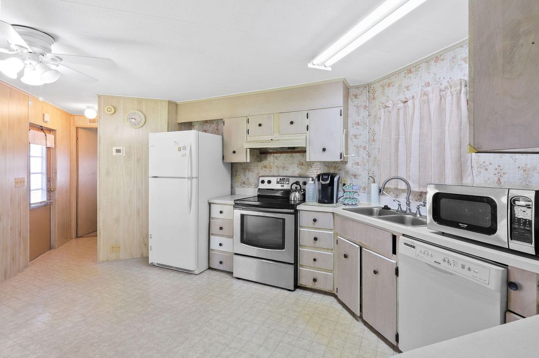 For Sale: $165,000 (2 beds, 2 baths, 840 Square Feet)