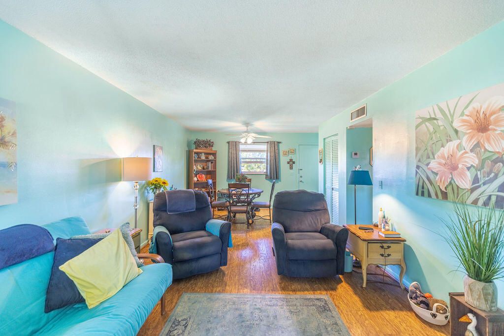 For Sale: $89,000 (1 beds, 1 baths, 702 Square Feet)