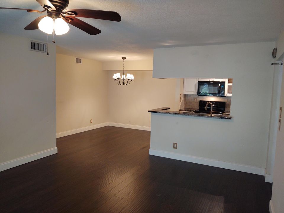 For Rent: $1,850 (2 beds, 2 baths, 1018 Square Feet)