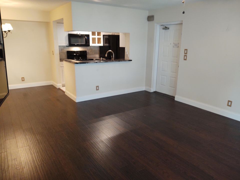 For Rent: $1,850 (2 beds, 2 baths, 1018 Square Feet)