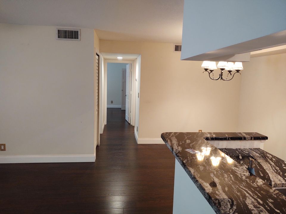 For Rent: $1,850 (2 beds, 2 baths, 1018 Square Feet)