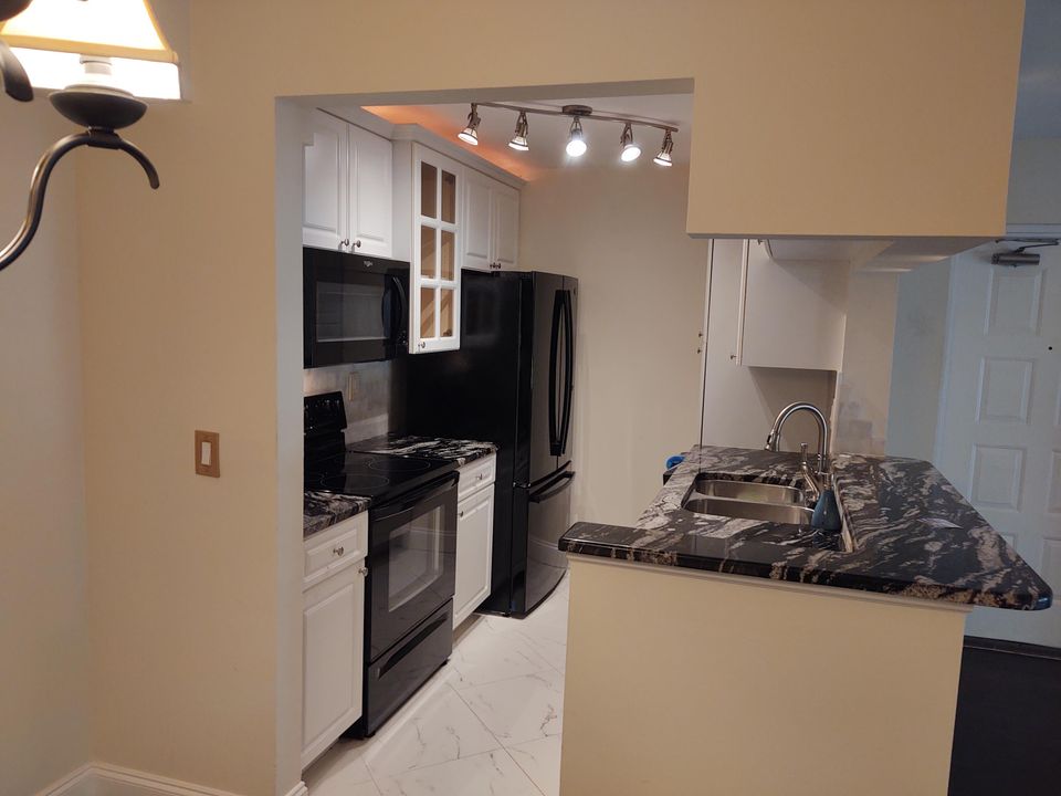 For Rent: $1,850 (2 beds, 2 baths, 1018 Square Feet)