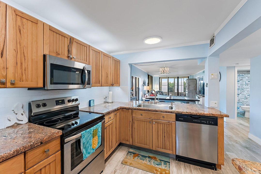 For Sale: $415,000 (2 beds, 2 baths, 1044 Square Feet)