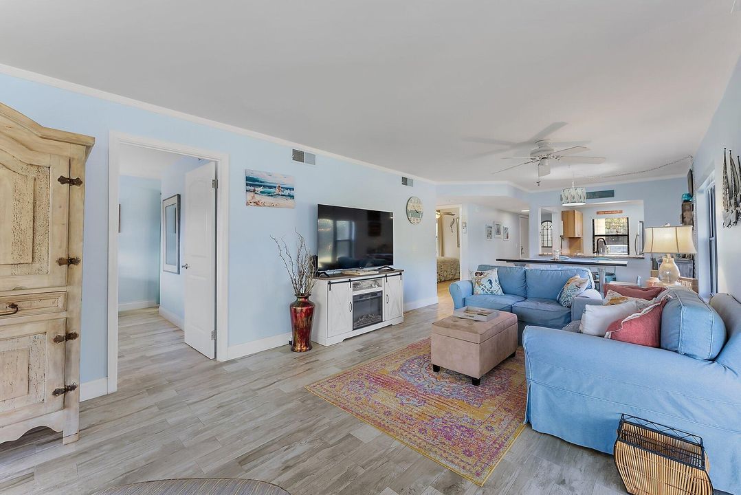 For Sale: $415,000 (2 beds, 2 baths, 1044 Square Feet)