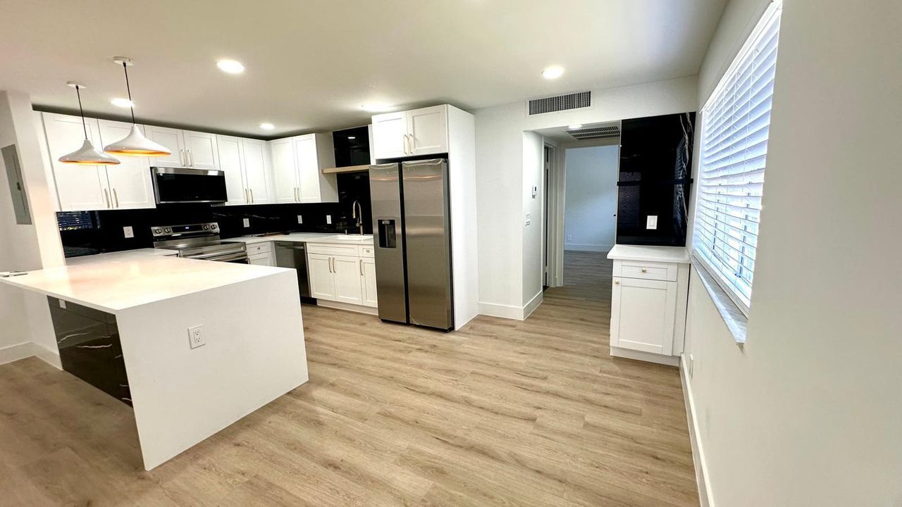 Active With Contract: $1,675 (1 beds, 1 baths, 720 Square Feet)