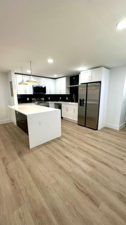 Active With Contract: $1,675 (1 beds, 1 baths, 720 Square Feet)