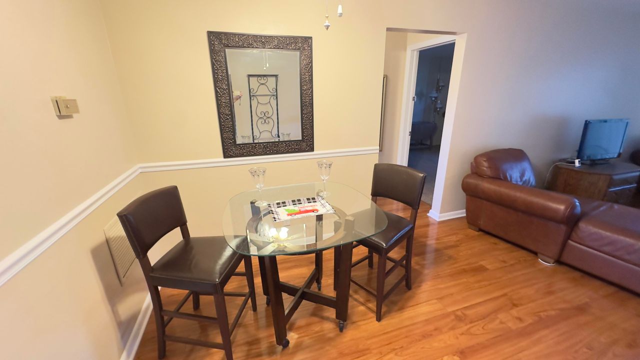 For Sale: $283,000 (2 beds, 2 baths, 886 Square Feet)