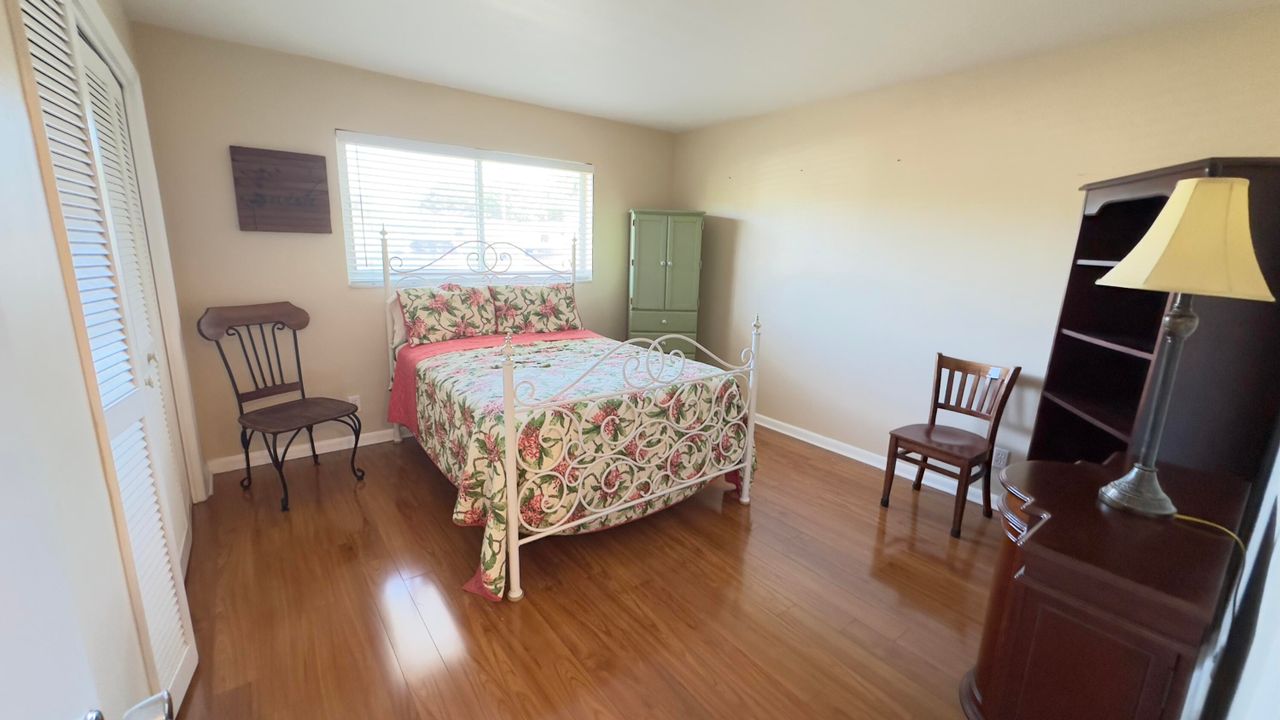 For Sale: $283,000 (2 beds, 2 baths, 886 Square Feet)