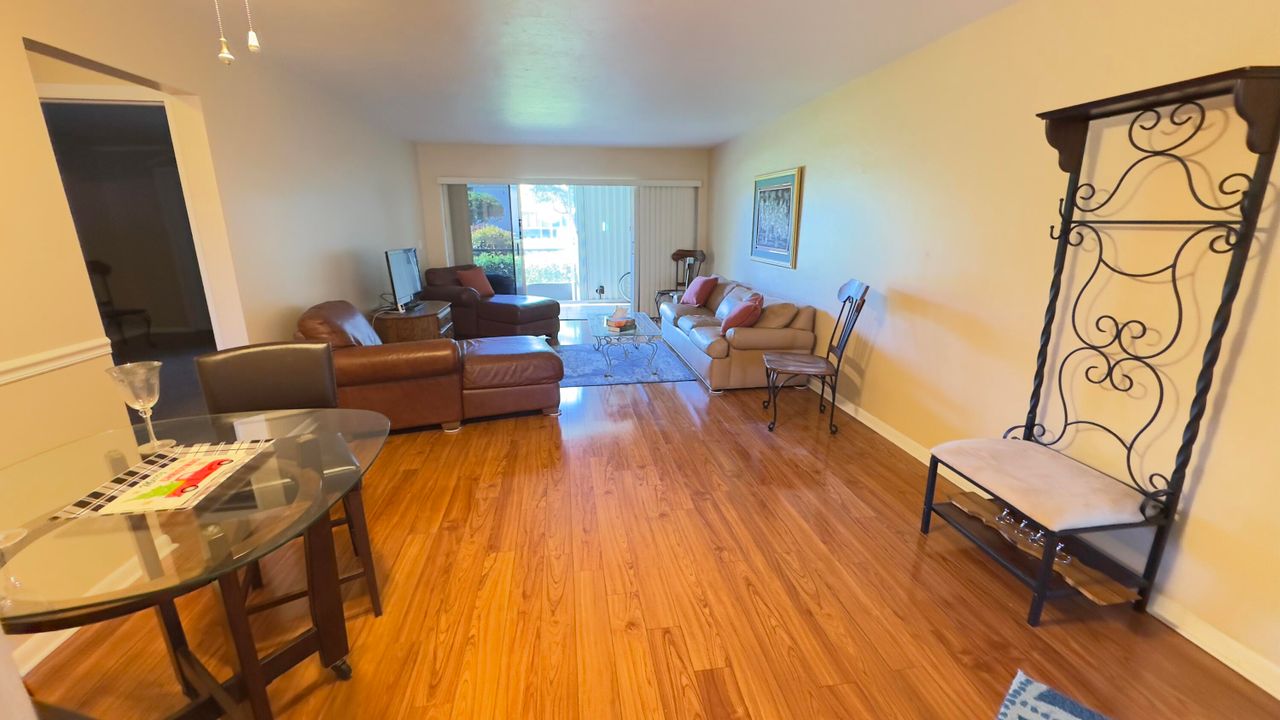 For Sale: $283,000 (2 beds, 2 baths, 886 Square Feet)