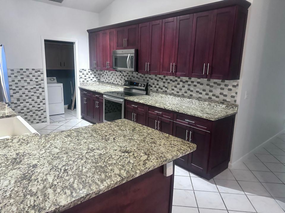 Activo con contrato: $409,000 (3 camas, 2 baños, 1579 Pies cuadrados)