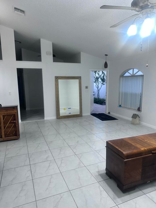 Activo con contrato: $409,000 (3 camas, 2 baños, 1579 Pies cuadrados)