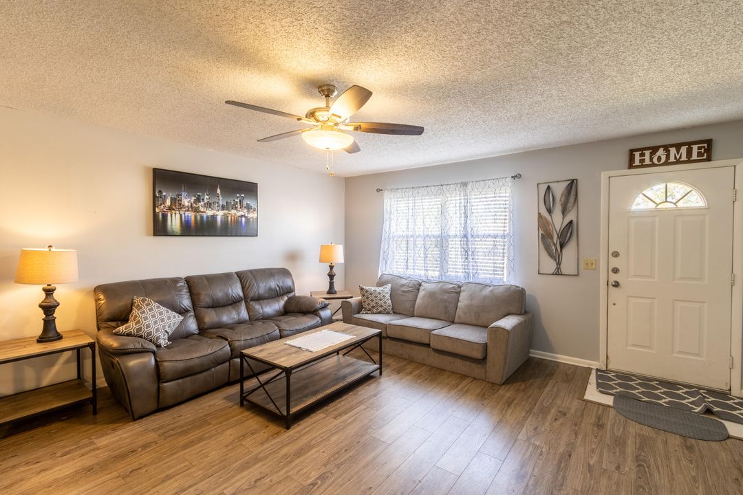 Active With Contract: $1,950 (2 beds, 1 baths, 900 Square Feet)