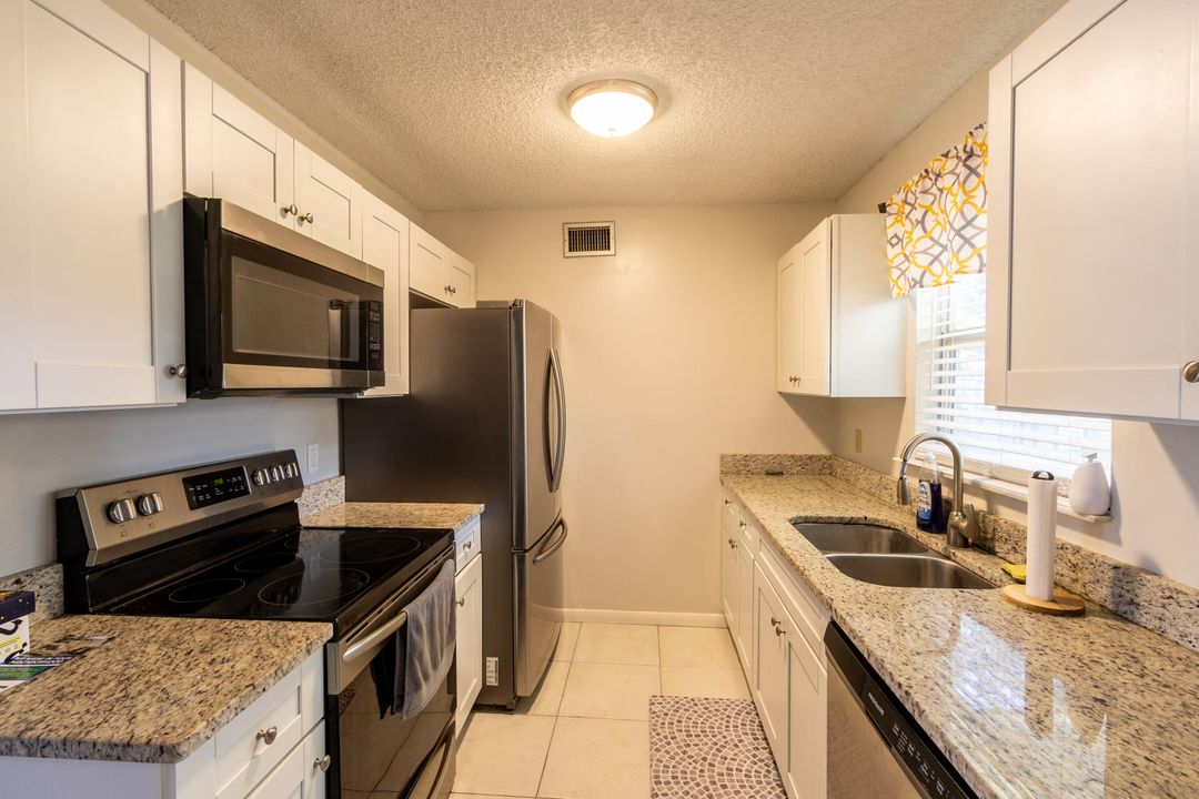 Active With Contract: $1,950 (2 beds, 1 baths, 900 Square Feet)