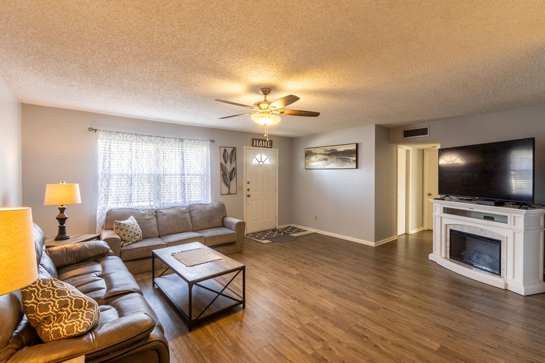 Active With Contract: $1,950 (2 beds, 1 baths, 900 Square Feet)