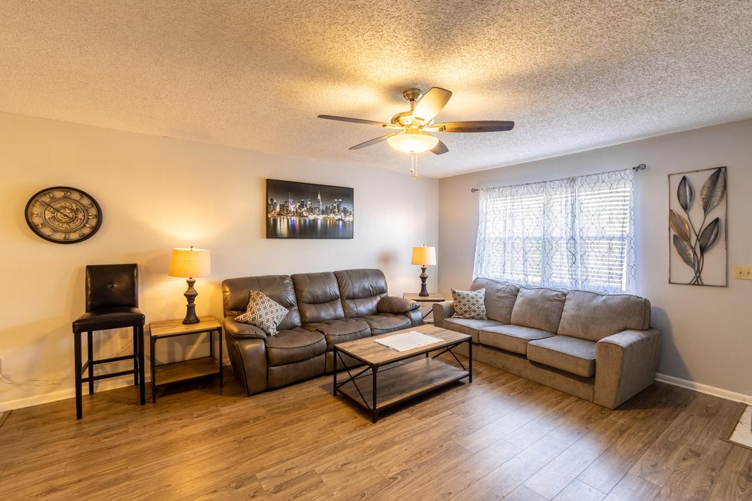 Active With Contract: $1,950 (2 beds, 1 baths, 900 Square Feet)