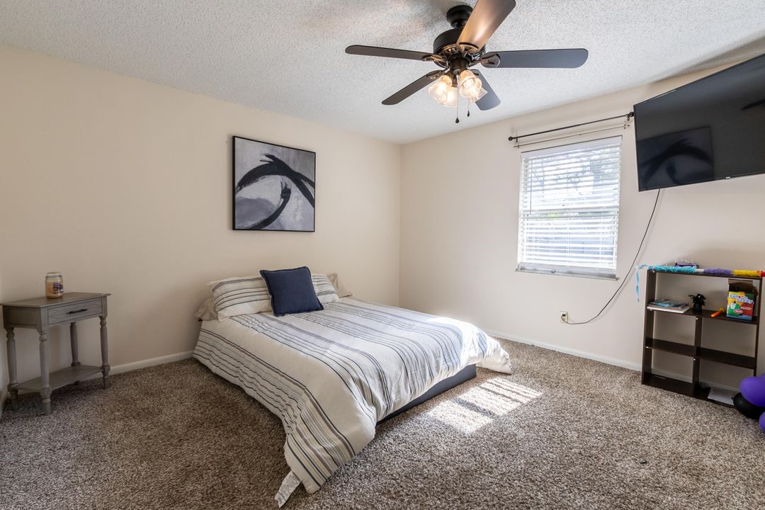 Active With Contract: $1,950 (2 beds, 1 baths, 900 Square Feet)