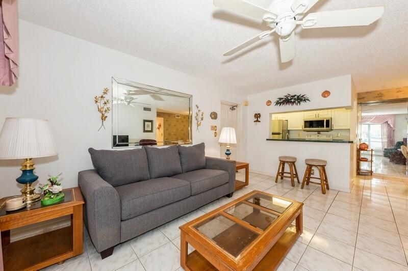 For Sale: $207,800 (2 beds, 2 baths, 1018 Square Feet)