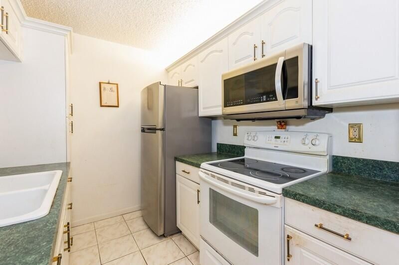 For Sale: $207,800 (2 beds, 2 baths, 1018 Square Feet)