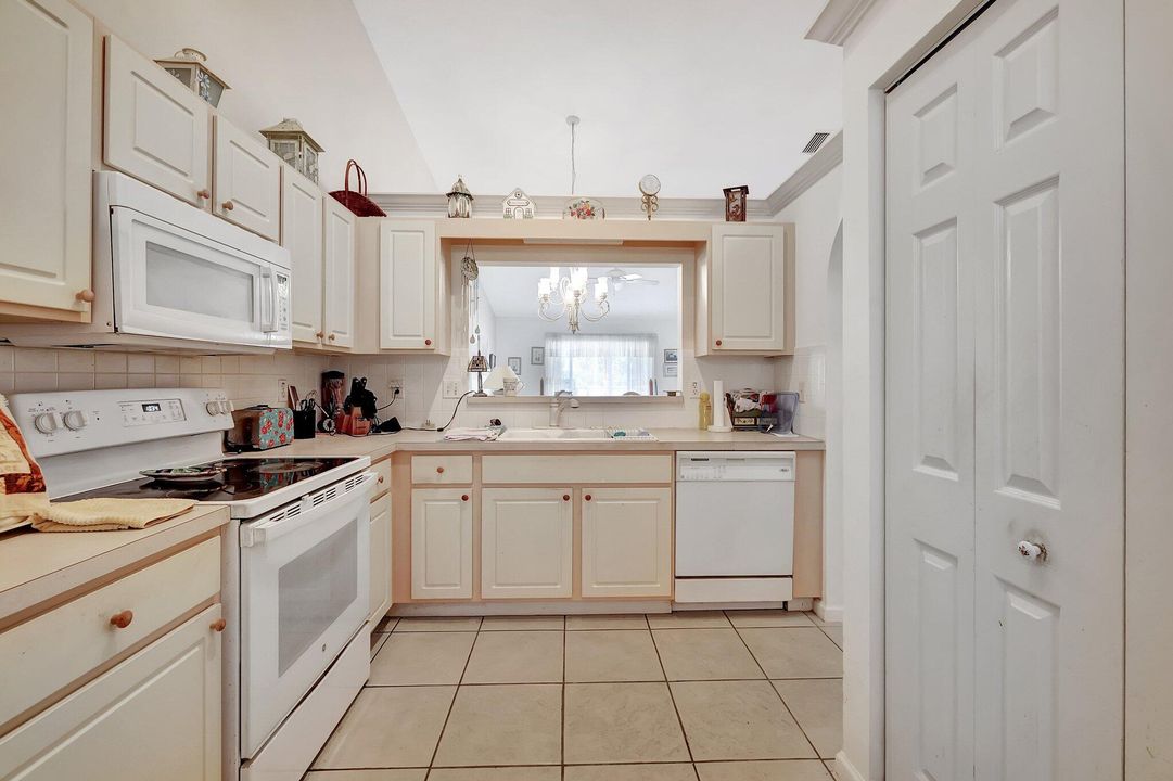 For Sale: $390,000 (2 beds, 2 baths, 1343 Square Feet)