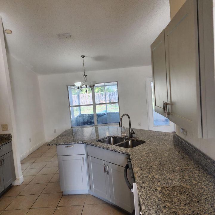 For Rent: $2,195 (4 beds, 2 baths, 1733 Square Feet)