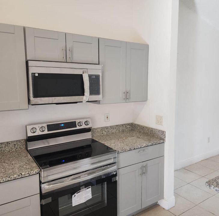 For Rent: $2,195 (4 beds, 2 baths, 1733 Square Feet)