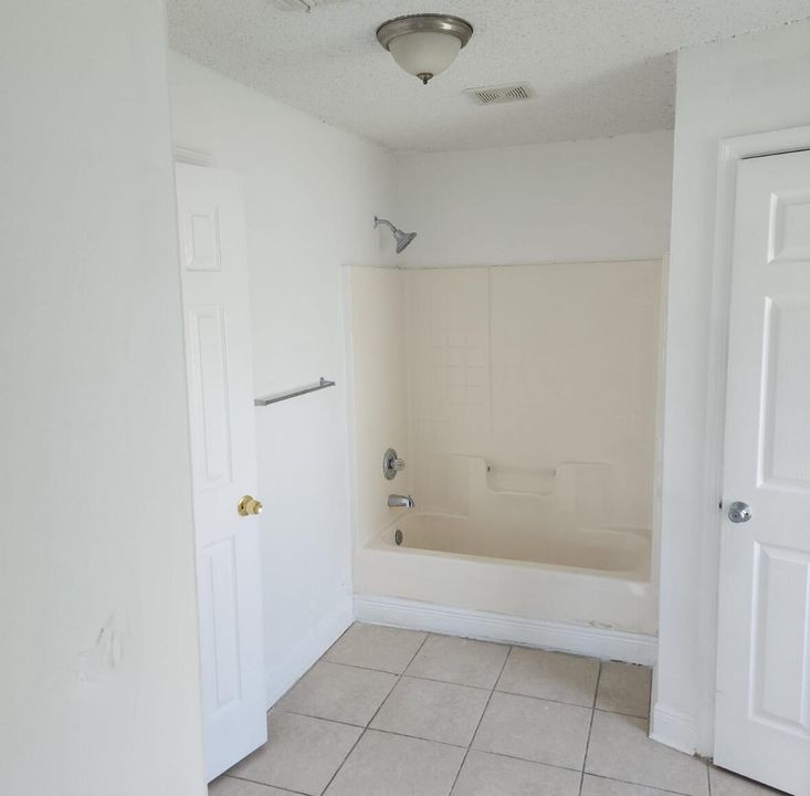 For Rent: $2,195 (4 beds, 2 baths, 1733 Square Feet)