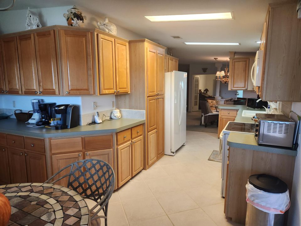 For Sale: $224,900 (2 beds, 2 baths, 1726 Square Feet)