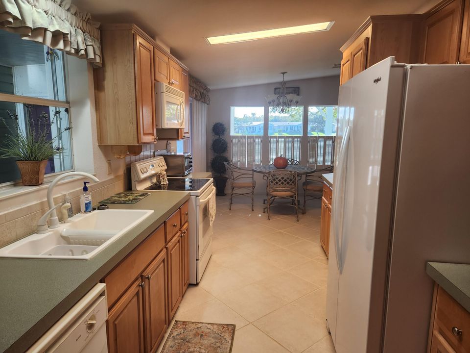 For Sale: $224,900 (2 beds, 2 baths, 1726 Square Feet)