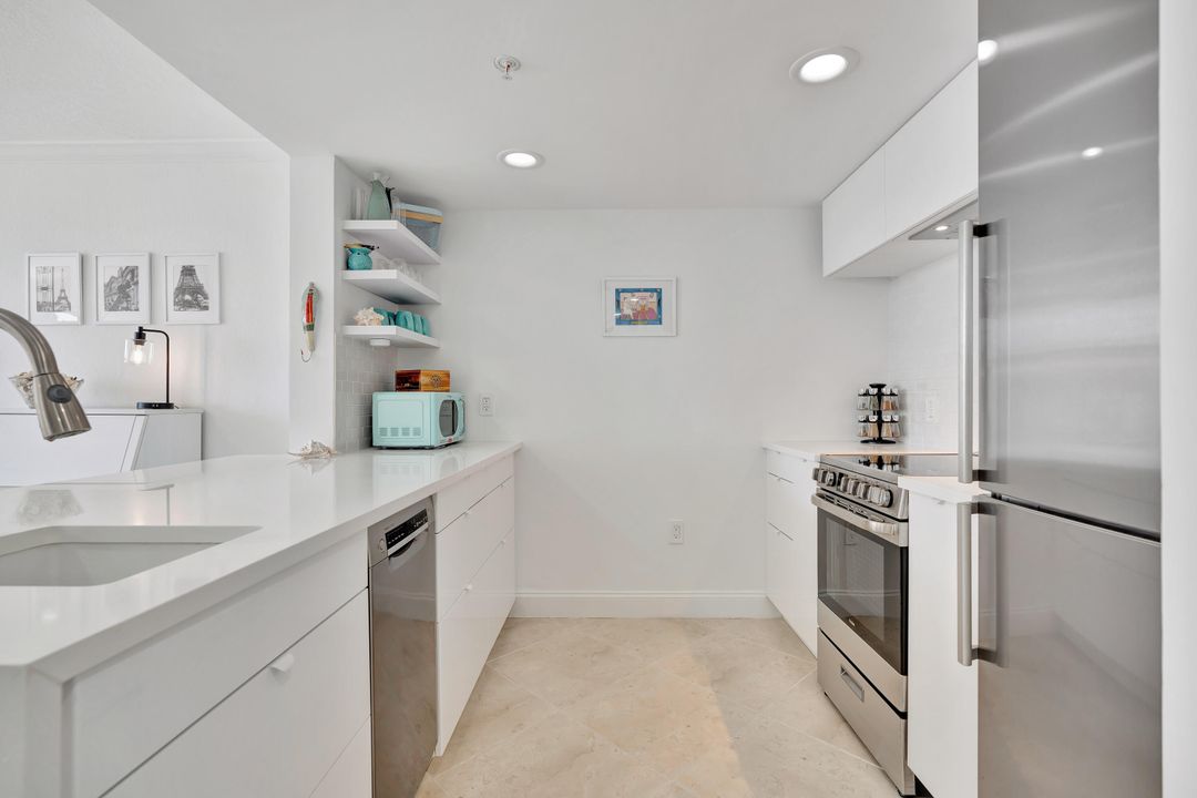 For Sale: $334,900 (1 beds, 1 baths, 662 Square Feet)