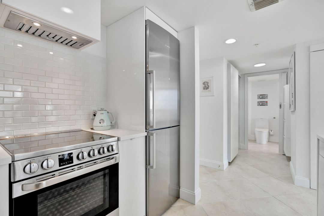 For Sale: $334,900 (1 beds, 1 baths, 662 Square Feet)