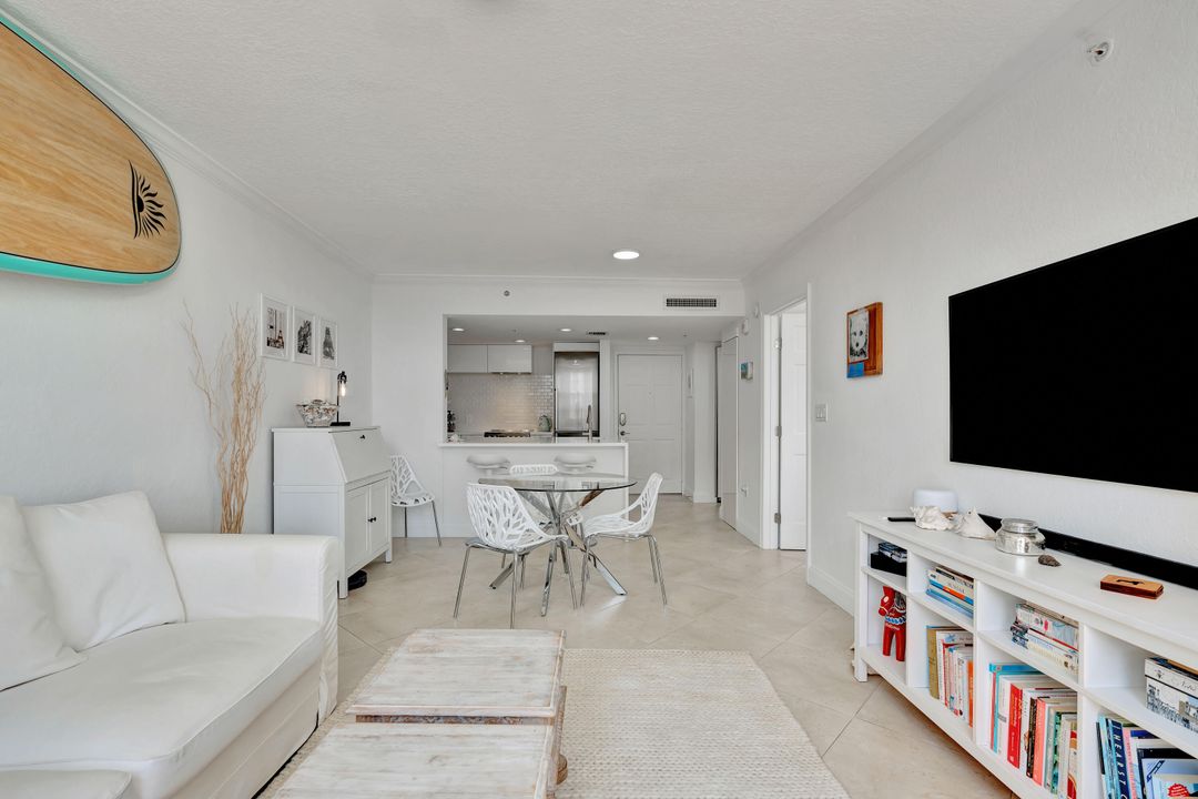 For Sale: $334,900 (1 beds, 1 baths, 662 Square Feet)