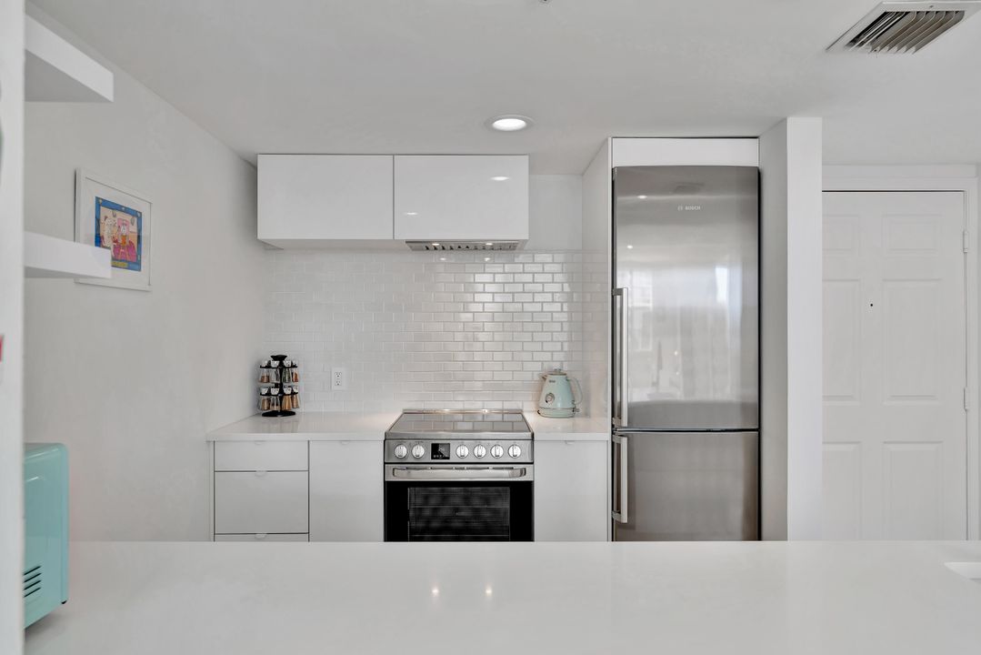 For Sale: $334,900 (1 beds, 1 baths, 662 Square Feet)