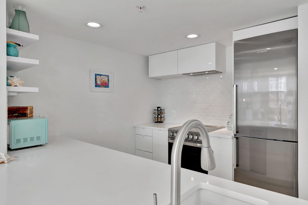 For Sale: $334,900 (1 beds, 1 baths, 662 Square Feet)