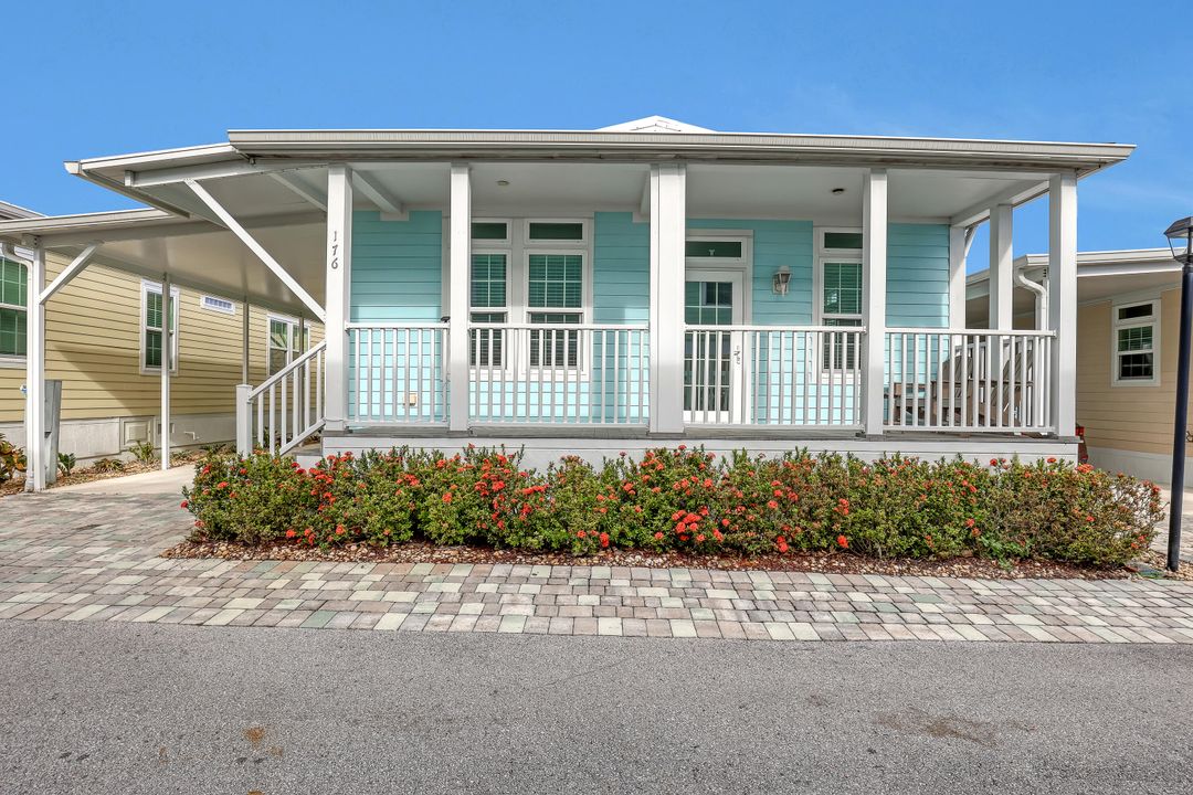 For Sale: $309,000 (2 beds, 2 baths, 1100 Square Feet)