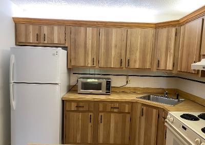 Active With Contract: $1,350 (1 beds, 1 baths, 818 Square Feet)