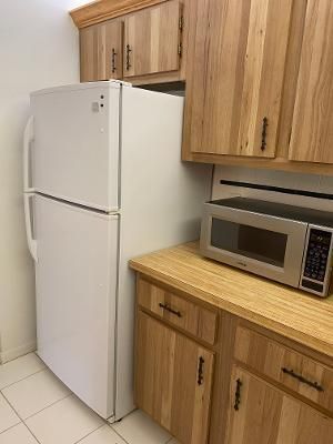 Active With Contract: $1,350 (1 beds, 1 baths, 818 Square Feet)