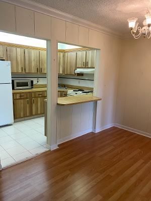 Active With Contract: $1,350 (1 beds, 1 baths, 818 Square Feet)