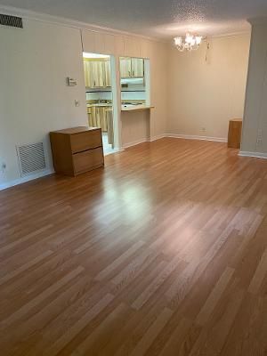 Active With Contract: $1,350 (1 beds, 1 baths, 818 Square Feet)